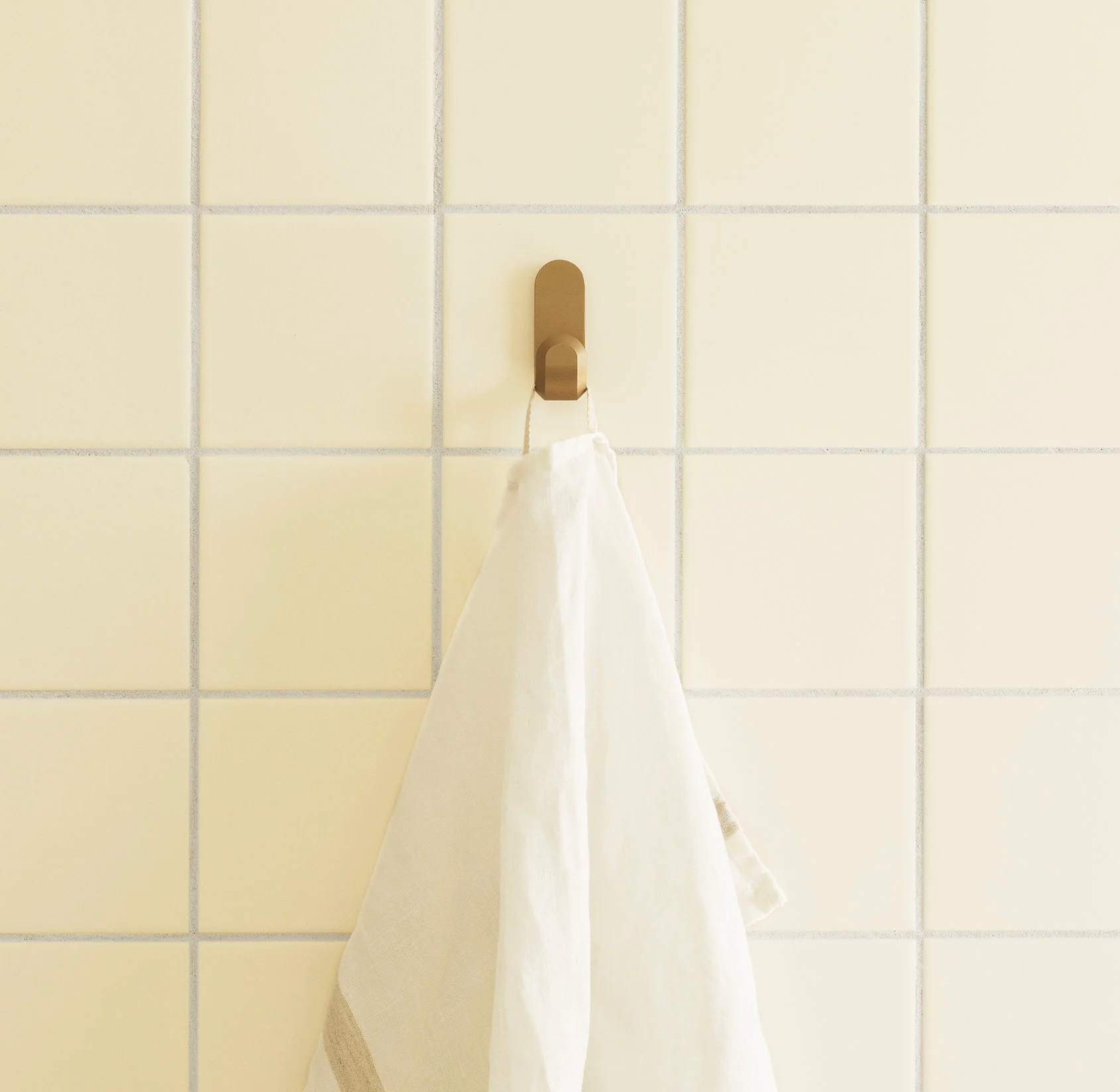 Normann Copenhagen Curve Mini Hooks Matt Gold (2pcs) - Image 2