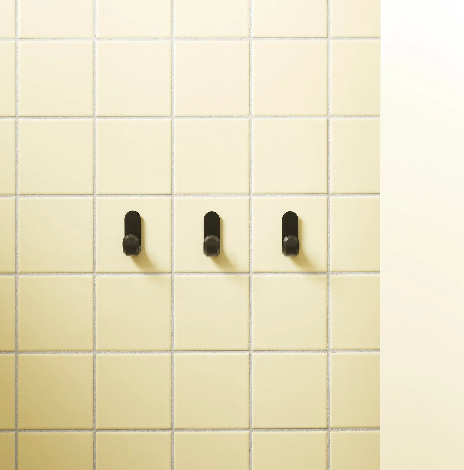 Normann Copenhagen Curve Mini Hooks Matt Black (2pcs) - Image 3